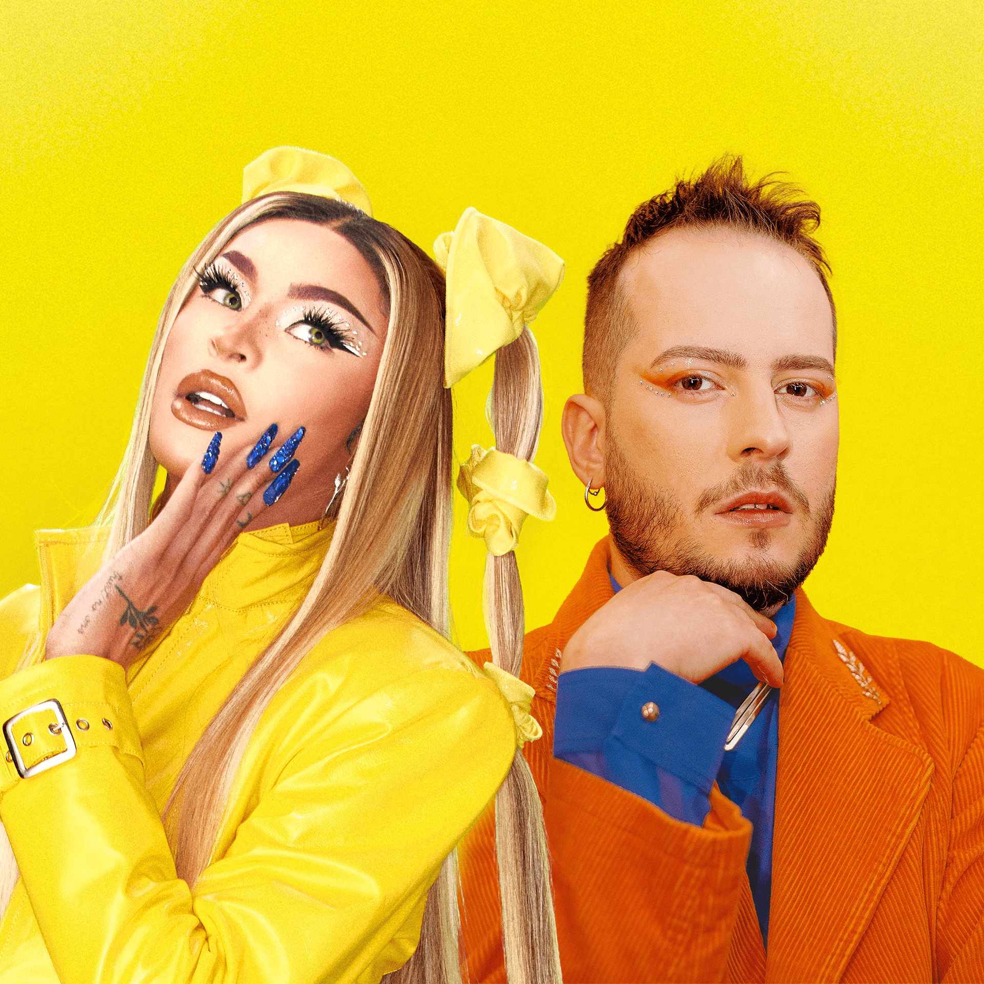 Pabllo Vittar e Jimmy Andrade em um estúdio fotográfico com o fundo amarelo