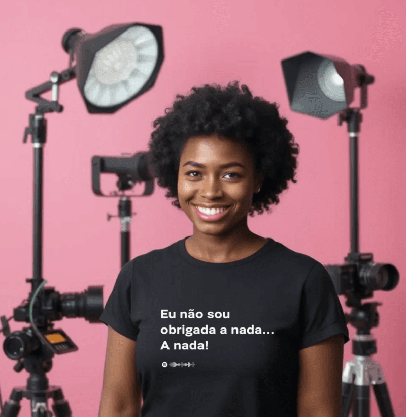 Esta camiseta em a frase "Eu não sou obrigada a nada... a nada!" que faz parte da letra de música de "? (Dúvida)", de Jimmy Andrade. Ela é uma ótima estratégia pra chegar no lugar mostrando que... você não é obrigada a nada!
Aliás... sei que você não é obrigada a comprar essa J-Shirt, mas ela pode te render muitas risadas (e as pessoas provavelmente vão se lembrar mais vezes que você... não é obrigada a nada, a na-da!)